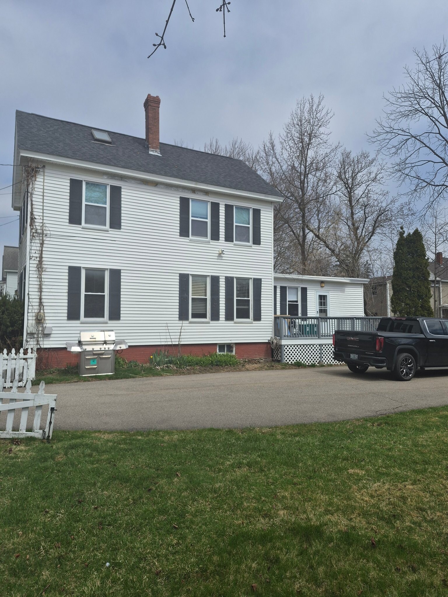 Building Photo - 9 Maple St