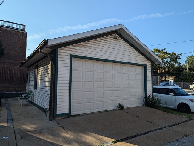 Building Photo - 715 Soulard St