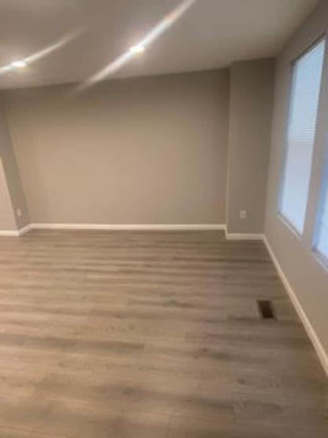 Building Photo - Large Home - Oak Lane
