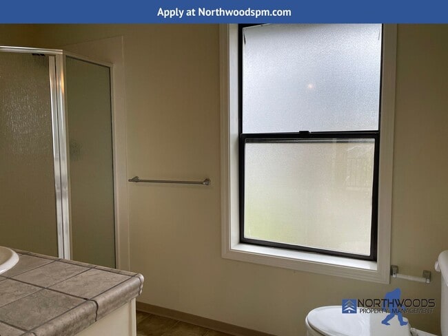 Building Photo - Beautiful Butte Creek View-3 Bedroom 2 Bat...