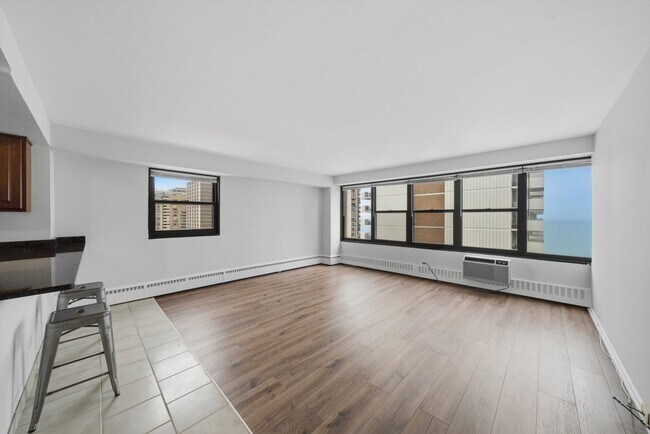 Building Photo - 6030 N Sheridan Rd