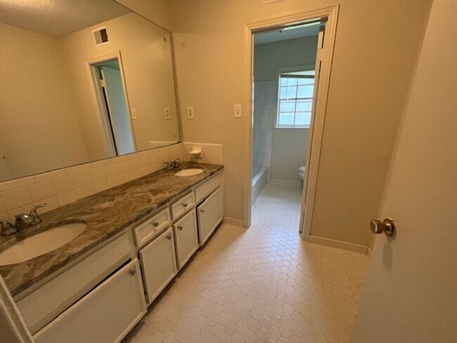 Building Photo - Renovated 4 Bedroom 2 Bath Home for Rent!