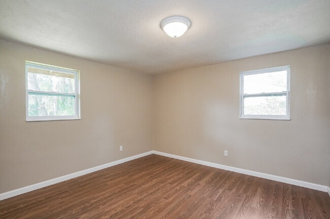 Building Photo - "Charming 3-Bed Sanctuary with Scenic Views in Floral City - 1608 Sq Ft of Comfort!"