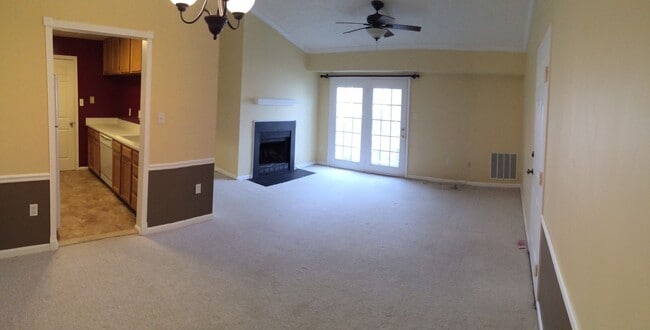 Building Photo - Top Floor Condo with Fireplace and Open Fl...