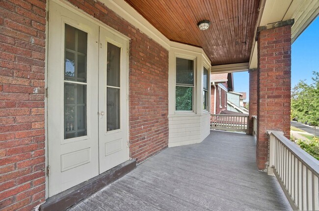 Building Photo - 6 Bed/3 Bath Remodeled Hyde Park Home w/Ce...