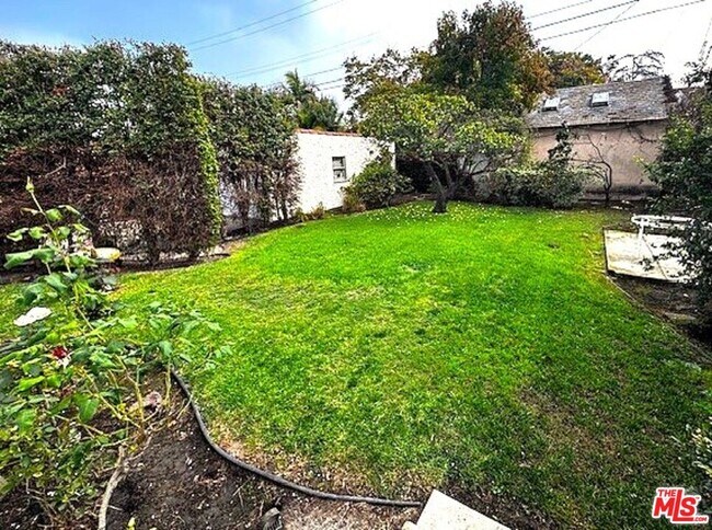 Building Photo - 914 Burnside Ave