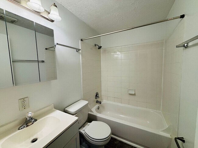 Building Photo - 1 Bedroom, 1 Bath Apartment