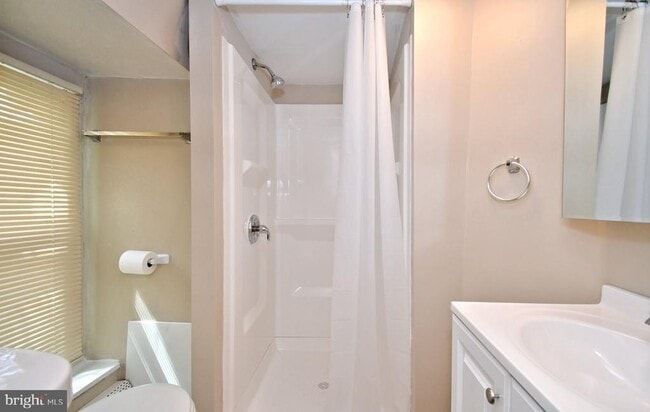 Building Photo - 563 King St