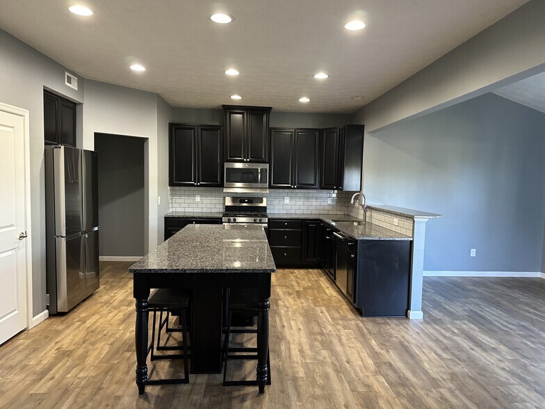 Building Photo - 425 Buckingham Pl