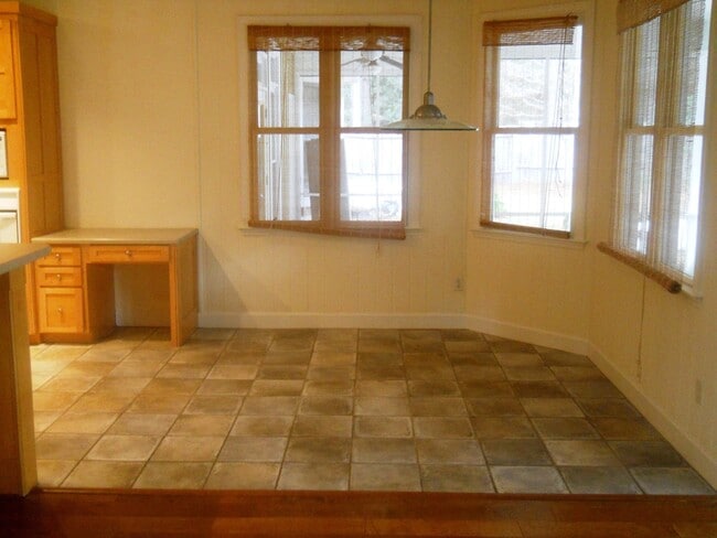 Building Photo - House with a POOL in the Stone Creek Subdivision!