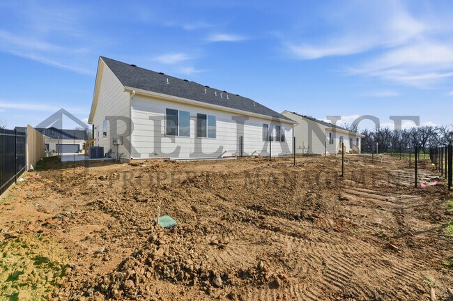 Building Photo - 5249 N Pinecrest Ct