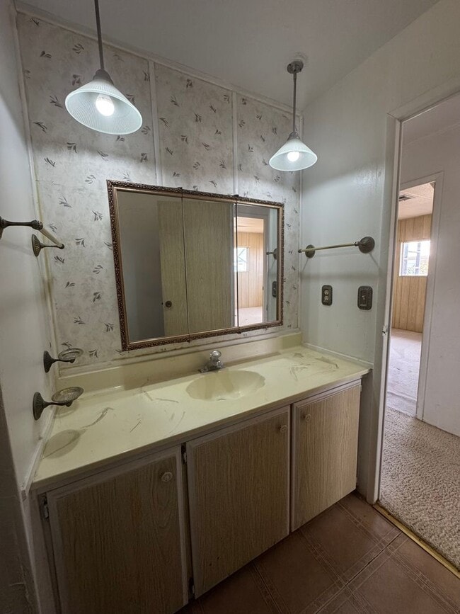 Building Photo - Spacious Rental in Bullhead City