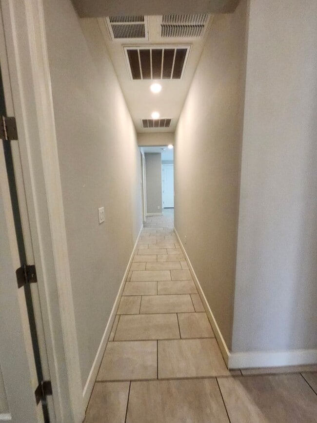 Building Photo - Single Family Home-  5 bedrooms 3 Baths