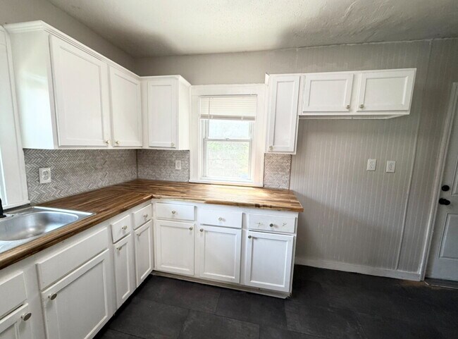 Building Photo - Updated 2 Bedroom/ 1 Bath Home in KCMO