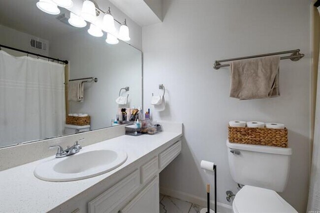 Building Photo - 41 Oak Forest Loop