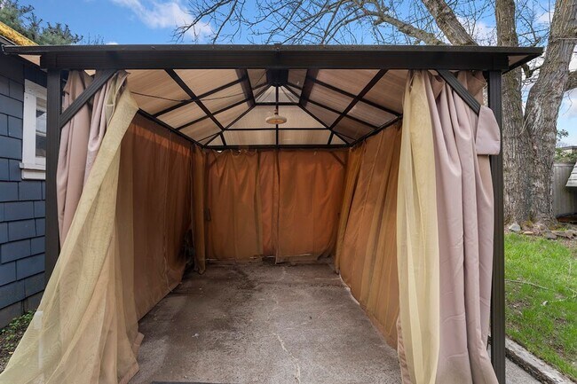 Building Photo - Stunning Craftsmen Beauty 3/1.5  bath 2000 sf! -ALBERTA/CONCORDIA