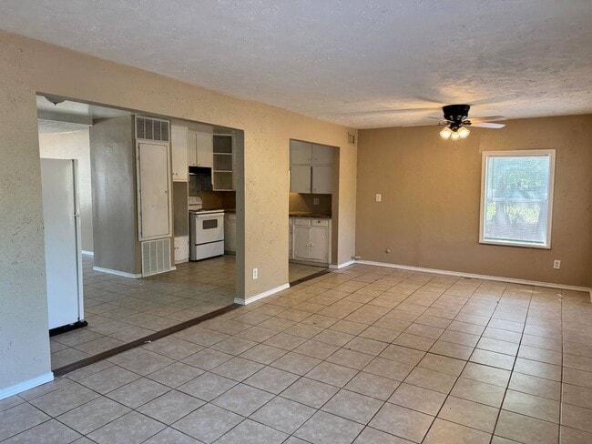 Building Photo - 1502 Parkdale Dr
