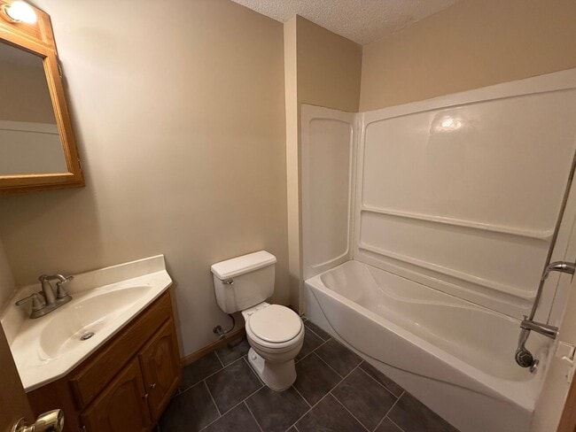 Building Photo - 3 bed 2bath townhome finished basewment , double garage, deck