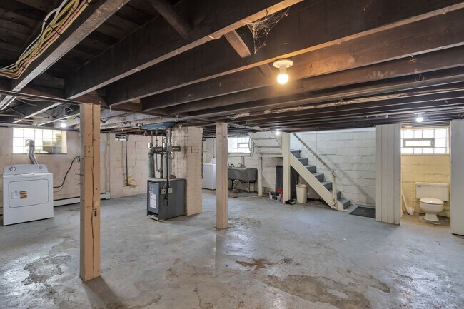 Building Photo - 1002 Fordham Ave