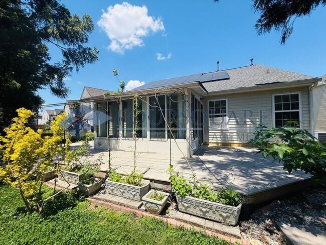 Building Photo - Spacious Ranch-Style Smart Home with Bonus Room, Sunroom , Electricity Included ! - & 2-Car Garag...