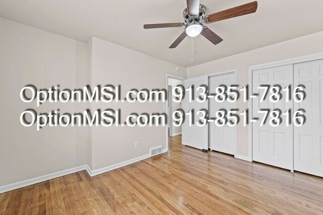 Building Photo - 1/2 month free if moved in by 1/25/26!! Spacious & Updated Duplex Near Downtown Overland Park!