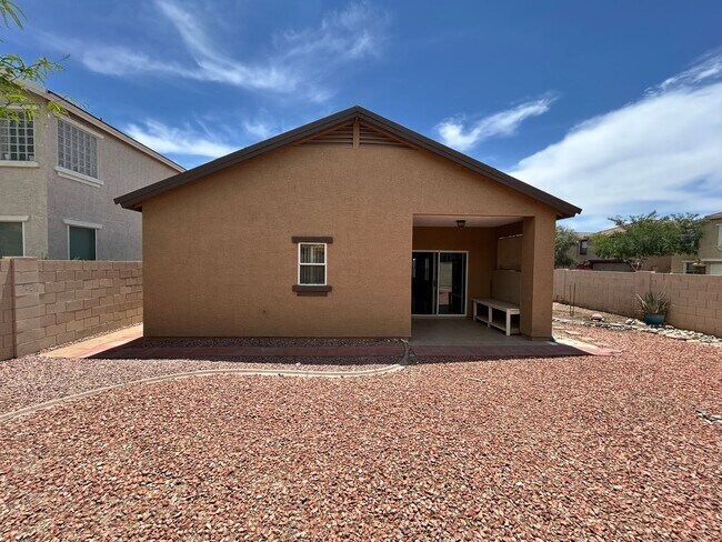 Building Photo - 3 Bed / 2 Bath with No Carpet & Split Floo...
