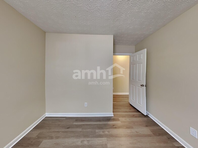 Building Photo - 820 Whitecrest Ct