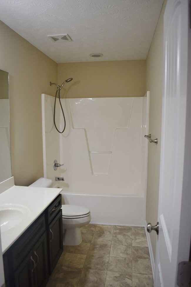 Building Photo - 3 bed 2.5 Bath Minutes from Lillington