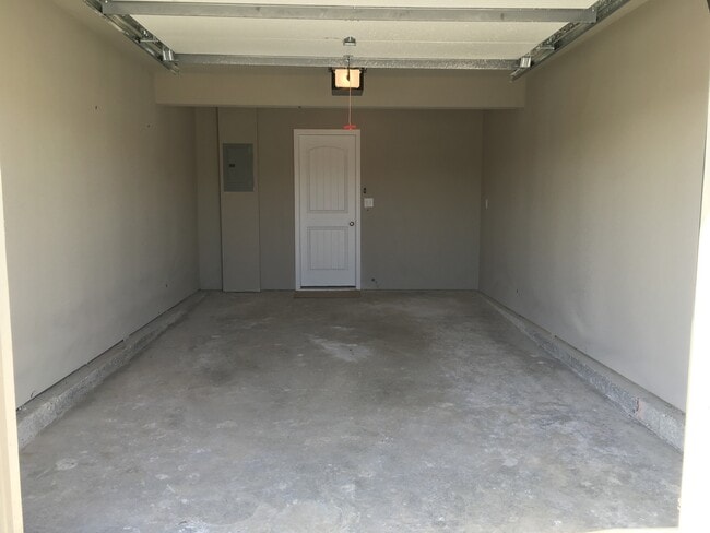 Building Photo - 3 Bed Townhome in Grain Valley