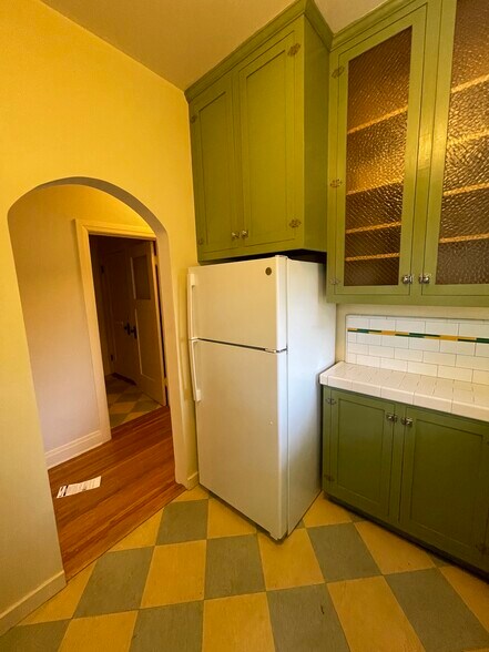 Arch to hallway - 1540 N Lake Ave