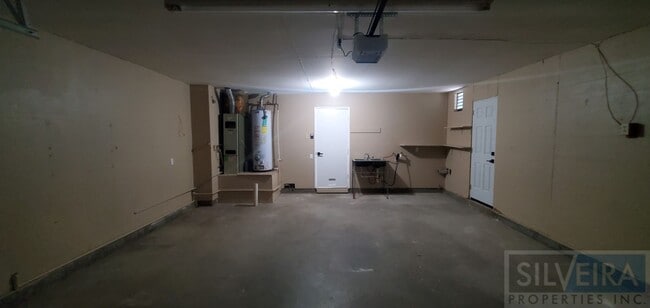 Building Photo - Three Bedroom Home In Santa Maria! Month to Month Tenancy