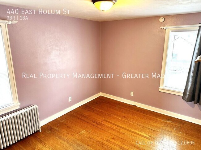 Building Photo - Gorgeous Deforest house for rent with many...