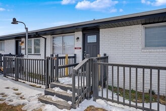 Building Photo - 2/1 Duplex