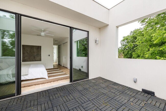 Building Photo - 1811 Justin Ln