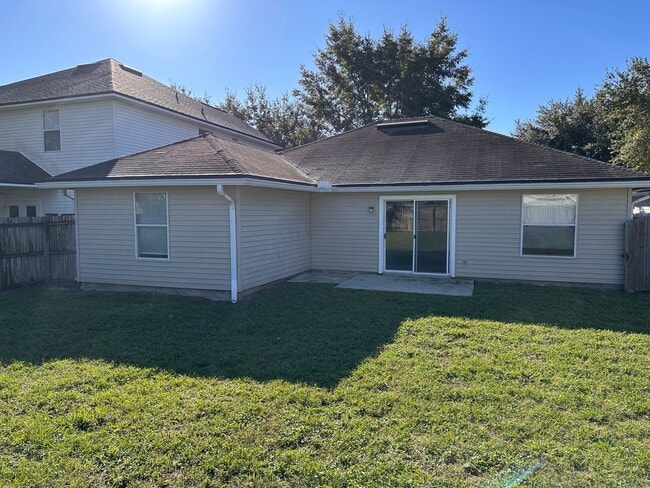 Building Photo - Fenced four bedroom in Lake Asbury