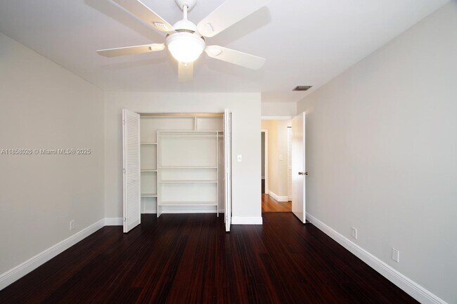 Building Photo - 3010 Willow Ln