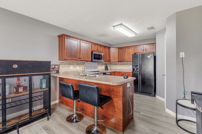 Building Photo - AVAILABLE JUNE (PETS PERMITTED)