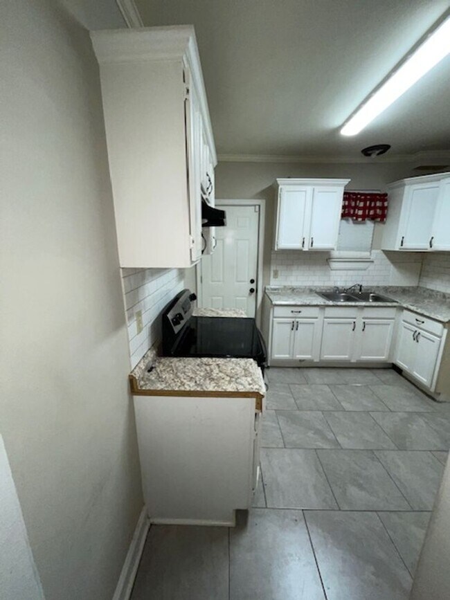 Building Photo - 3 bedrooms 1 bath