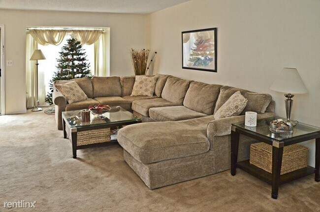 Building Photo - 3 br, 2.5 bath Townhome - 19 Woodward Lane