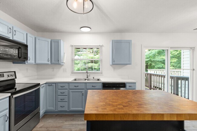 Building Photo - 4 Bedroom Village of Thomas Run