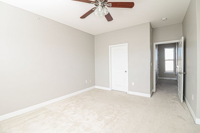 Building Photo - 3 story townhome with Uptown View