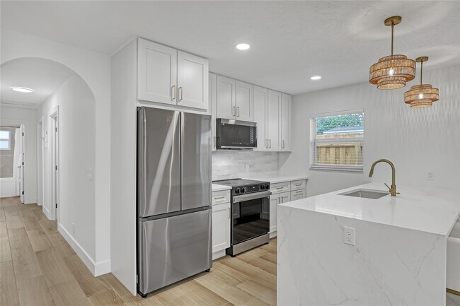 Building Photo - 416 W Mango St