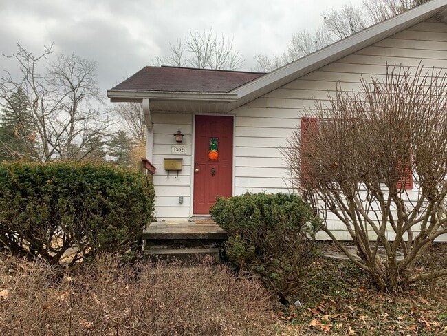 Building Photo - 3 bd/1.5 bath Charming Home just 4 blocks from IU Jacob's School of Music - Available August 2026!