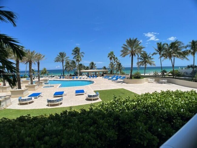 Primary Photo - 17555 Collins Ave