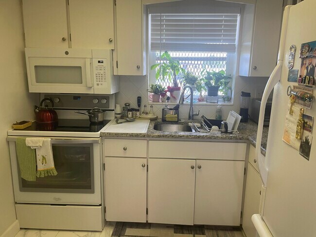 Building Photo - 2931 Ashley Dr W