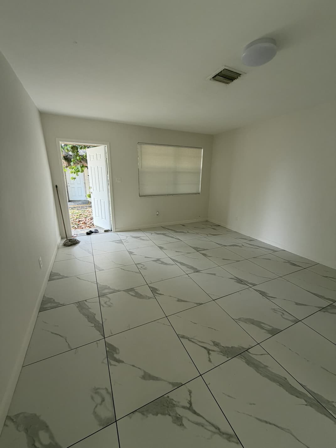 Building Photo - 2851 NW 15th Ct