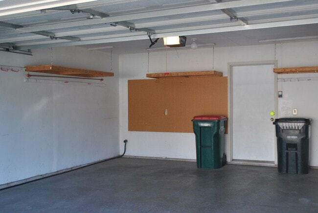 Building Photo - 2 Bedroom 1.5 Bathroom End Unit Townhome in Hudson