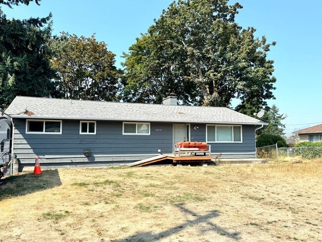 Building Photo - Spacious 4-Bed, 2-Bath Duplex – Utilities ...