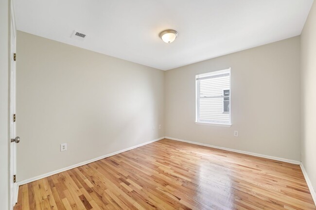 Building Photo - 14 Birks Pl