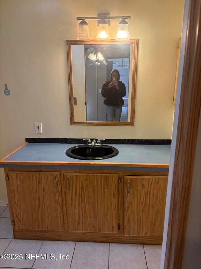 Building Photo - 119 Davis St